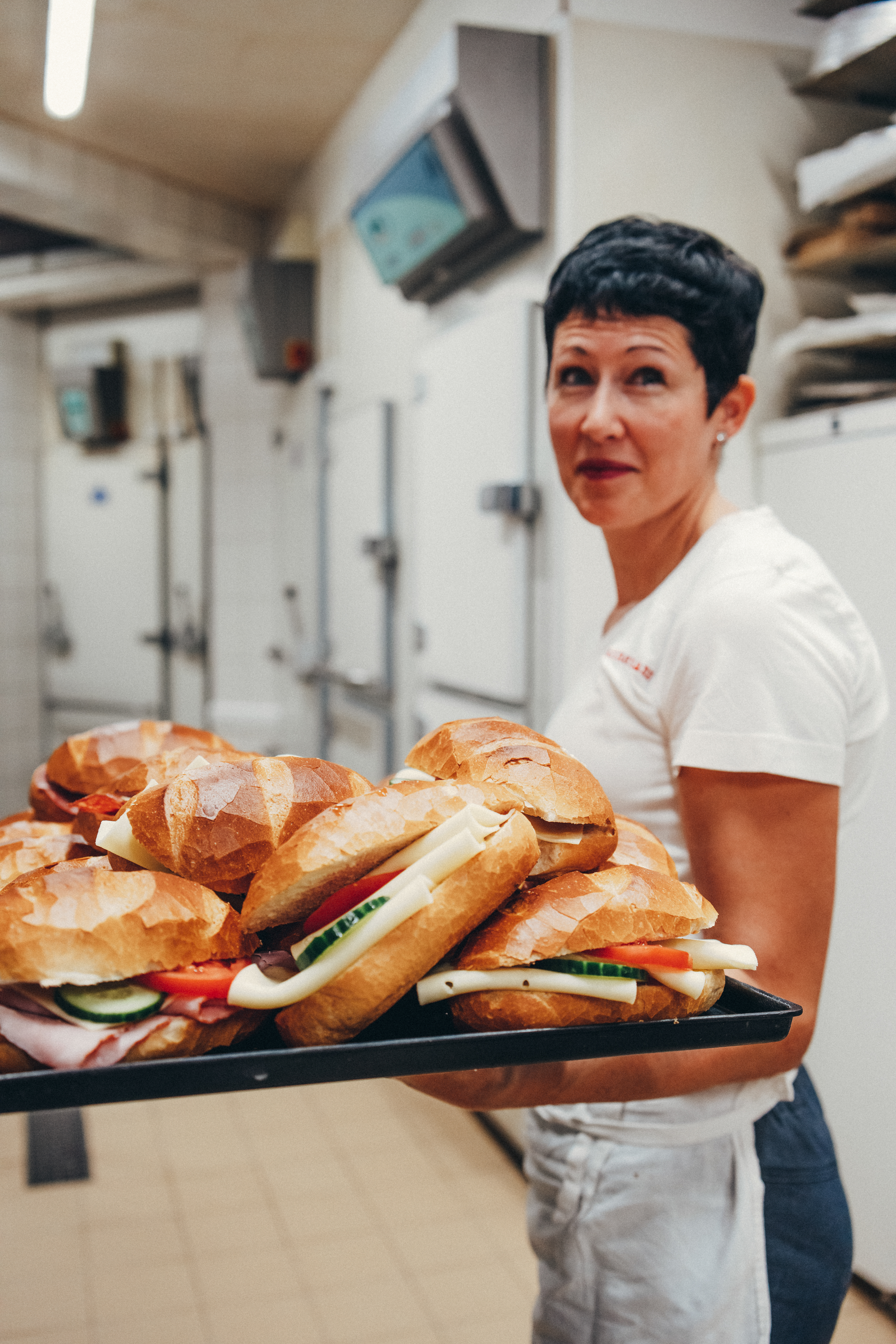 Iris Dannenmann mit frischen Brötchen
